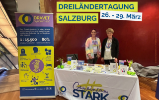Nadine und Bea am Messestand des Dravet-Syndrom e.V.